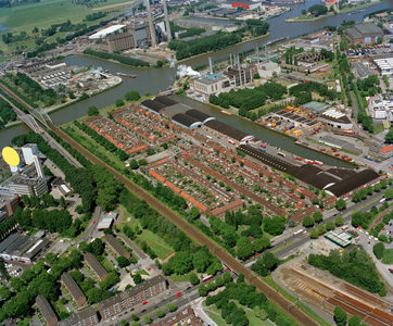 842587 Luchtfoto van de Schepenbuurt en omgeving te Utrecht, uit het oosten. Links de Tabaksfabriek, Koffiebranderij, ...